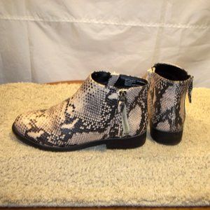 Time And Tru Women Ankle Boots Size 6 Snake Skin Zippers Memory Foam Cream Black